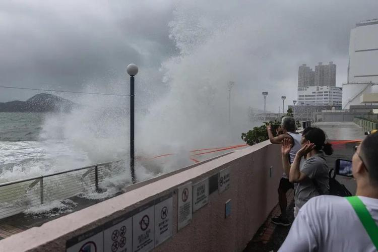 台风来袭巨浪排山倒海 香港楼房晃动
