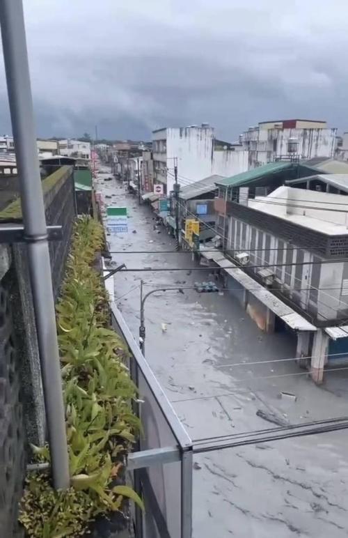 航拍显示花莲堰塞湖坝体被切成V型