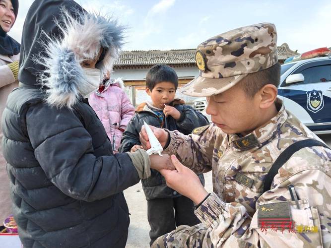 武警官兵驰援甘肃陇西地震救灾