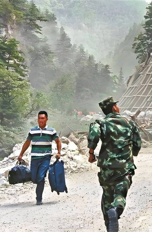 武警官兵驰援甘肃陇西地震救灾