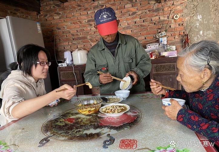 1米3小个子走村串户为老人送餐5年