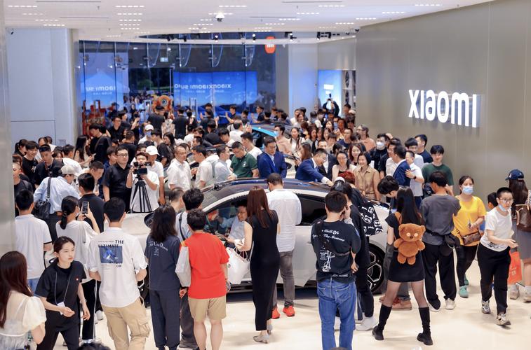 小米17系列开售 多地门店排长队
