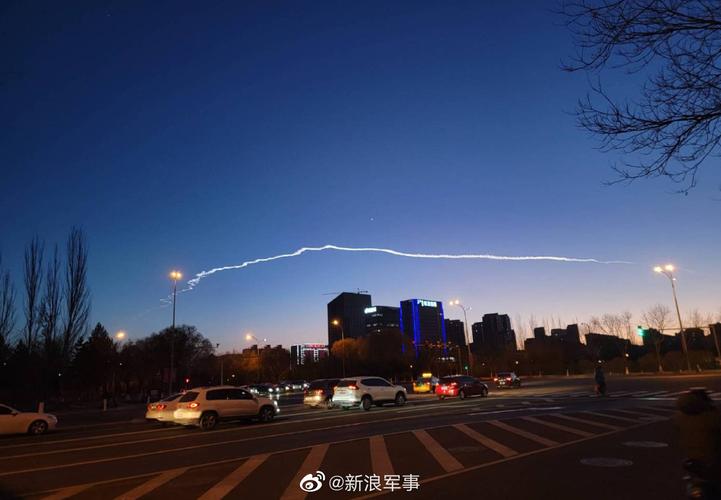 北京天空现神奇火箭云