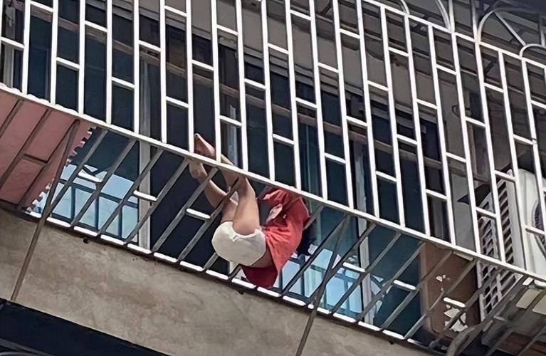 3岁幼童2楼坠落幸好被邻居双手接住