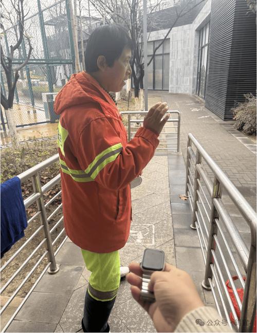 2名环卫工清扫4人跟拍 官方回应