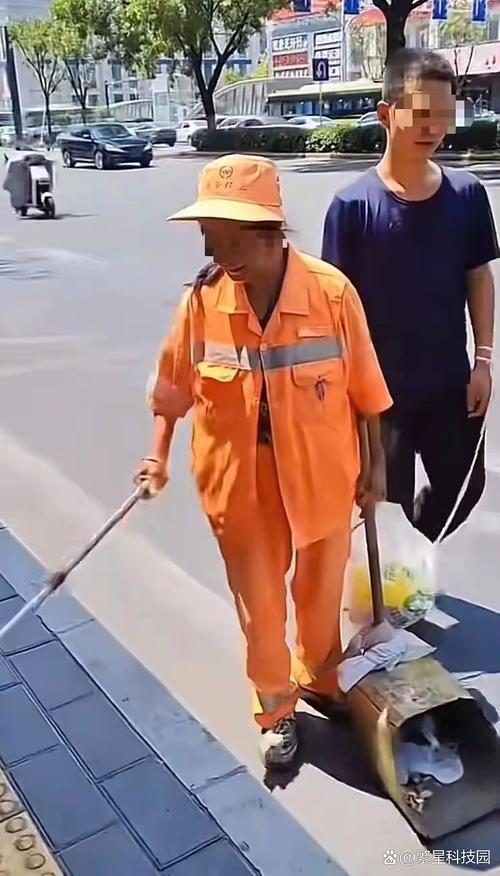 2名环卫工清扫4人跟拍 官方回应
