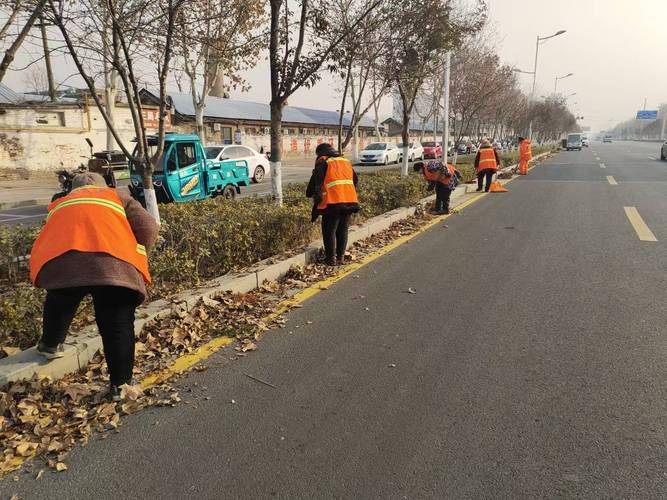 2名环卫工清扫4人跟拍 官方回应
