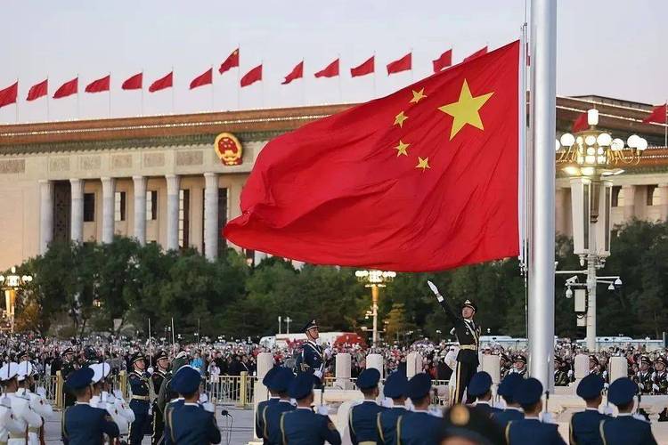 天安门广场举行国庆升旗仪式