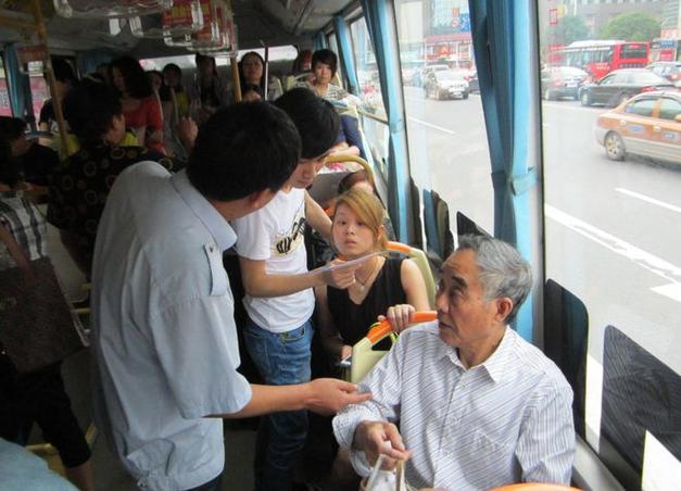 捷运公司回应老人强行要年轻人让座