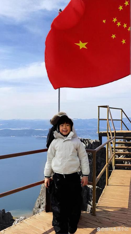 峨眉山金顶游客手拉巨幅国旗