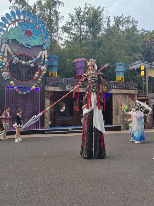 景区NPC带数百游客“攻打县城”