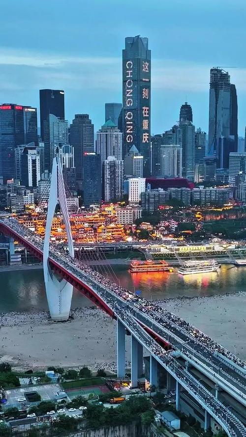重庆开启宠客模式 洪崖洞封桥又封路