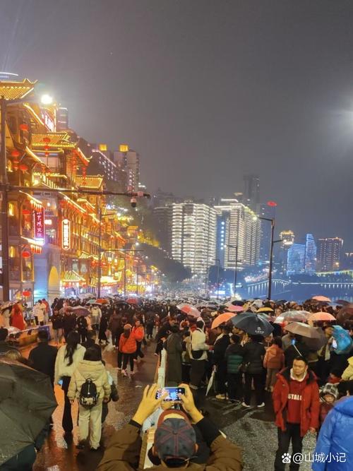 重庆开启宠客模式 洪崖洞封桥又封路