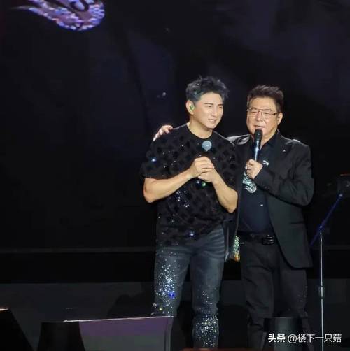 演唱会出轨门男主戴婚戒与妻散步