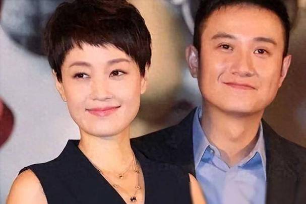 演唱会出轨门男主戴婚戒与妻散步