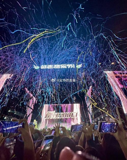 宝鸡一音乐节场外百余帐篷通宵夜排