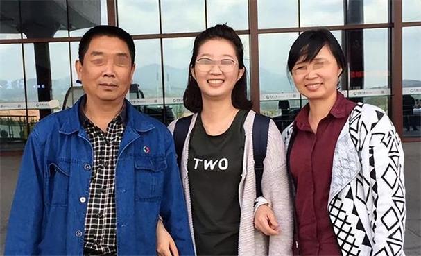 章莹颖男友国庆探望章父并协助直播