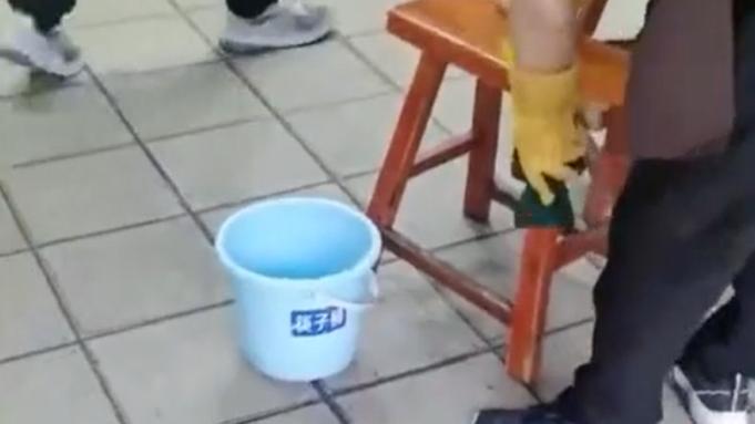 快餐店回应员工用筷子桶装水擦桌椅