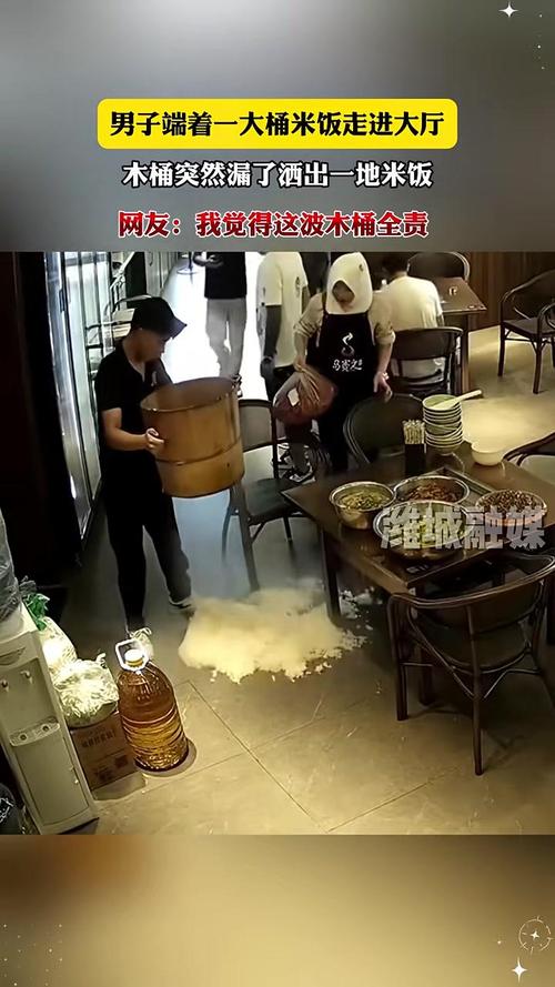 快餐店回应员工用筷子桶装水擦桌椅