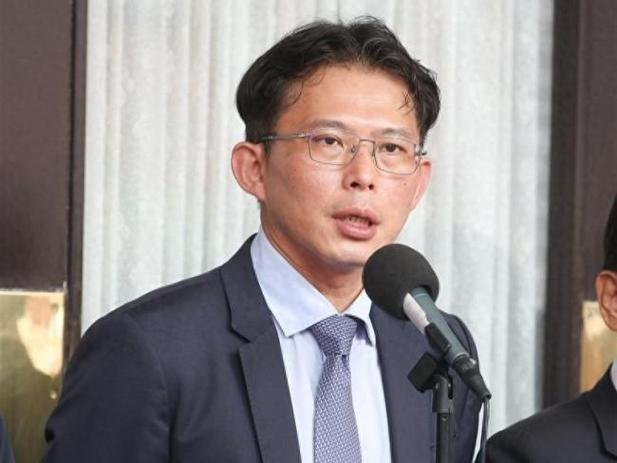 黄国昌批绿营政客“泼了粪”就跑