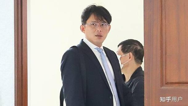 黄国昌批绿营政客“泼了粪”就跑
