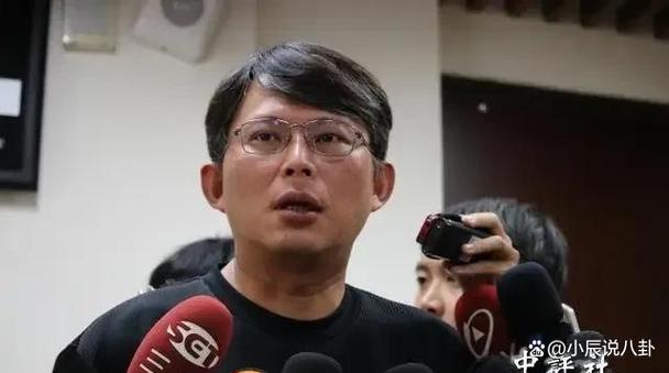 黄国昌批绿营政客“泼了粪”就跑