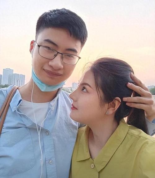 庞众望回应女友晒“结婚登记照”