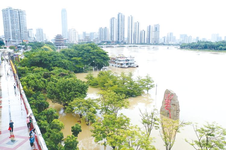 南宁邕江水位上涨 江面与路面持平