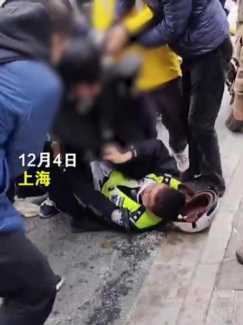 男子拿扇子被误认持刀：遭踹倒送警局