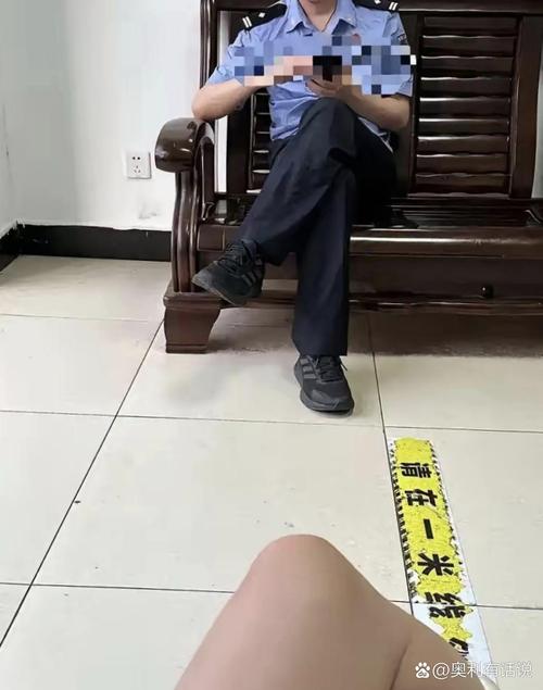 男子拿扇子被误认持刀：遭踹倒送警局
