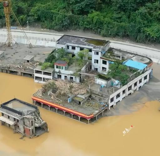 台湾堰塞湖溢流灾区平房淹成地下室