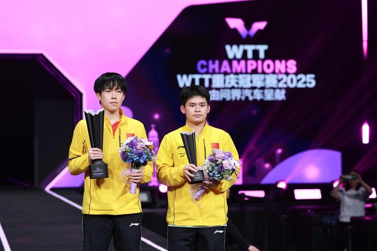 王励勤为王楚钦林诗栋颁奖