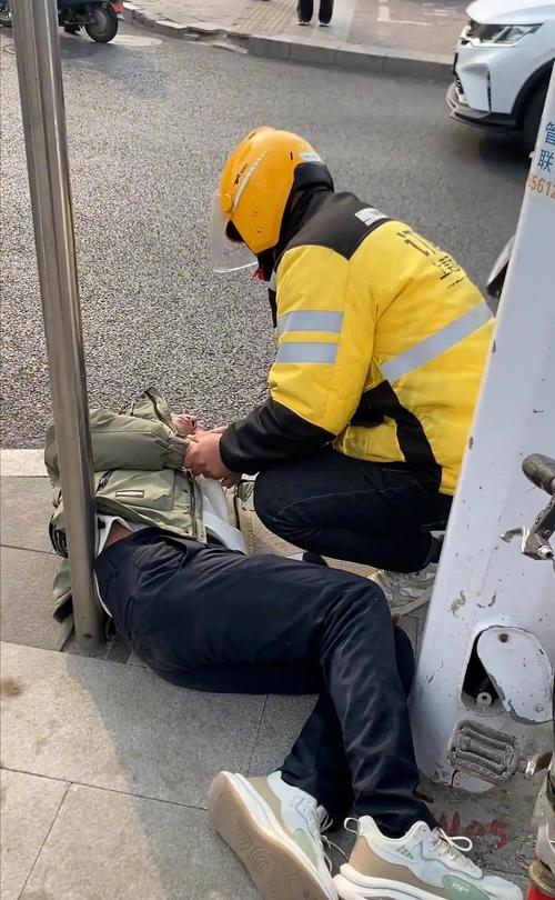休班民警遇外卖骑手发病全力救助