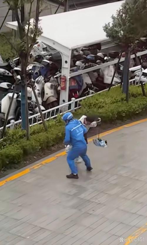休班民警遇外卖骑手发病全力救助