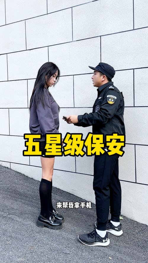 安保小哥“脱口秀”式引导走红