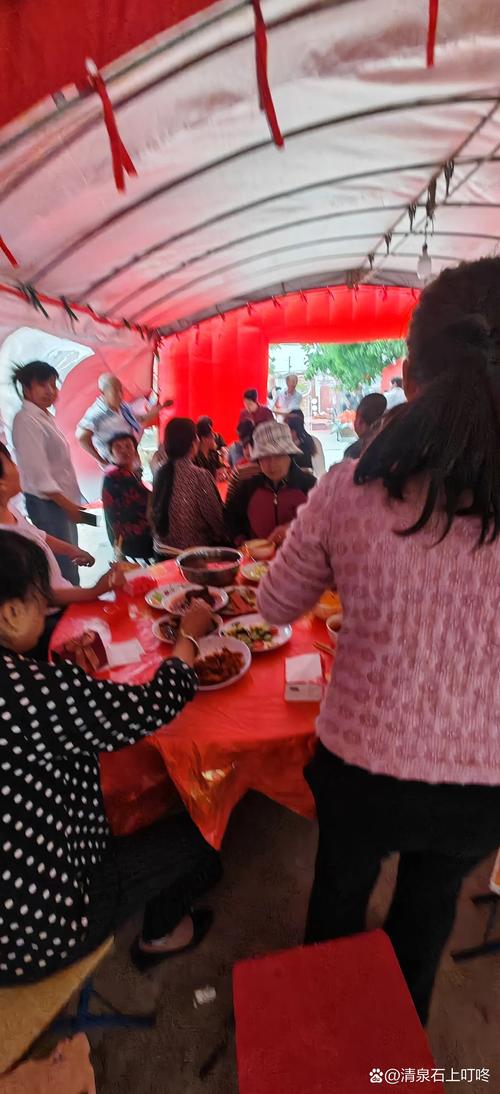 市民台风天坚持办席 饭菜撒一地