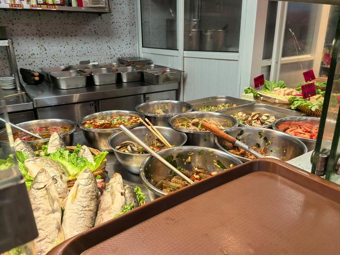 市民台风天坚持办席 饭菜撒一地