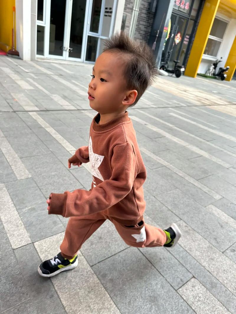 小男孩独自在高速上奔跑 原因离谱