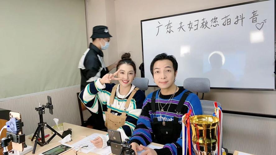 广东一对夫妇长得像复制粘贴