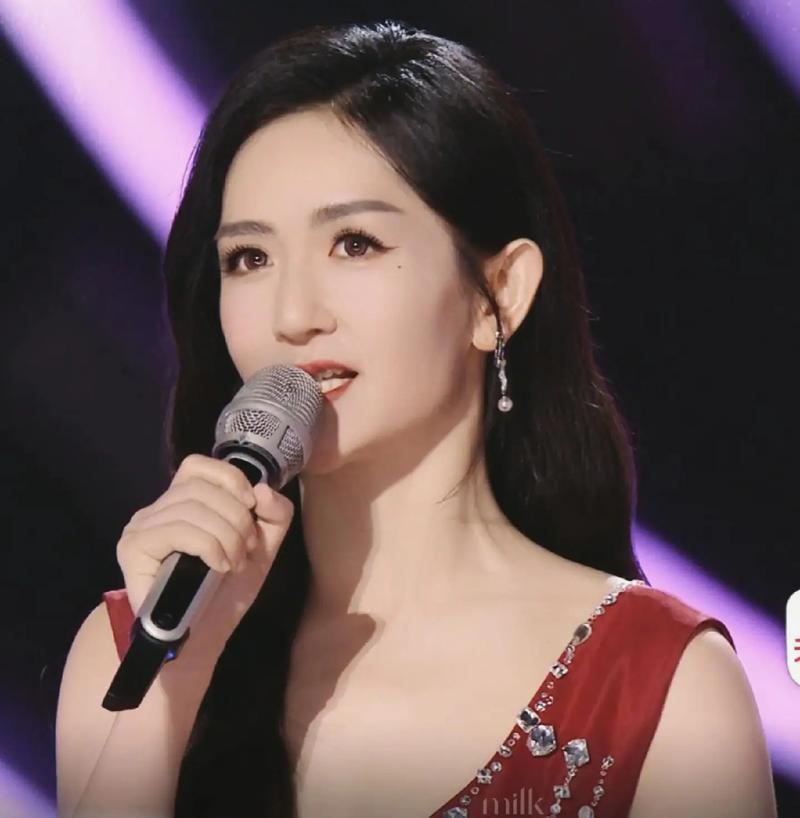 谢娜首次主持央视秋晚