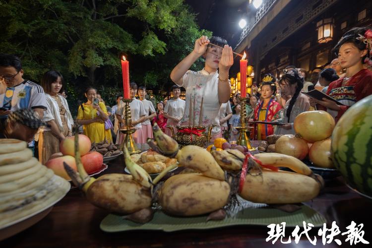 颐和园上演“彩云追月”
