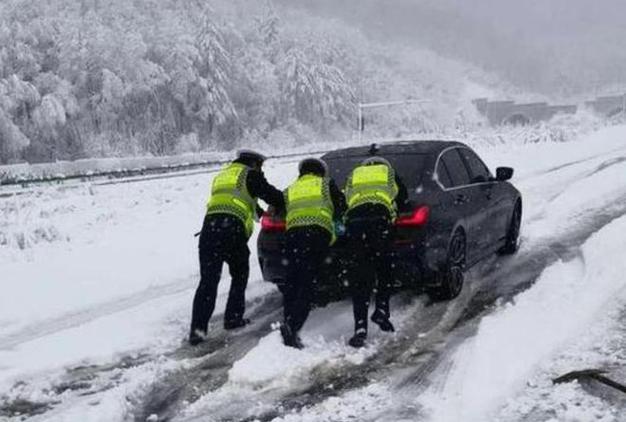 阿勒泰地区道路结冰 游客被困23小时