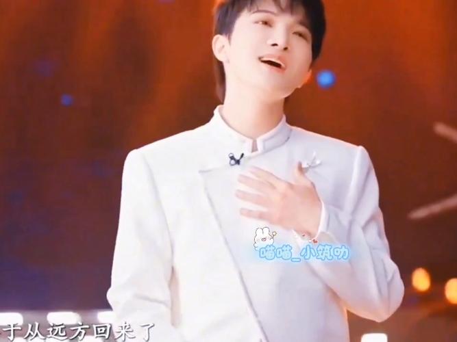 周深秋晚压轴 中俄双语唱《归来》