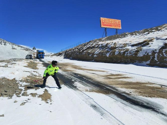 西藏定日县受降雪影响游客安全返程