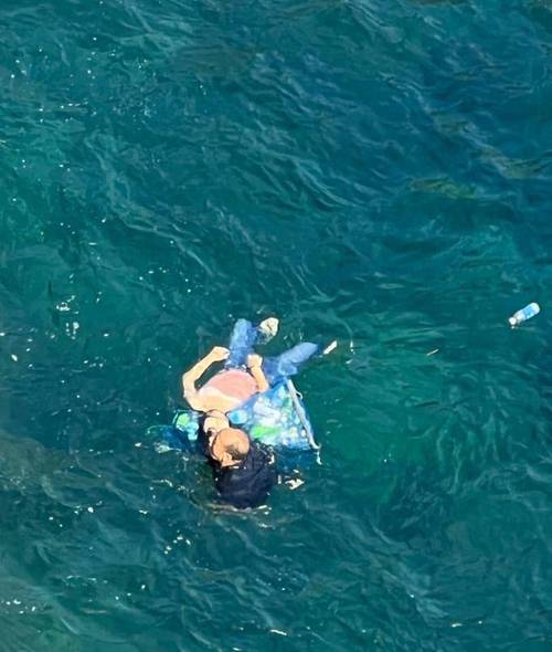 女子旅游8分钟劝回欲跳海男子