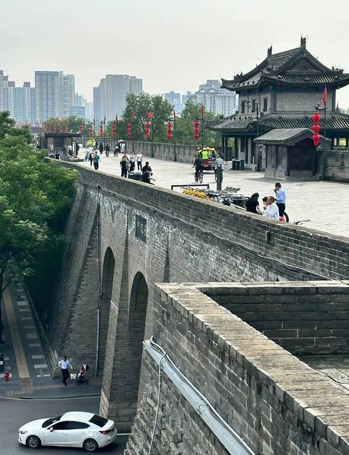 游客获西安大爷现场教学拍城墙水槽