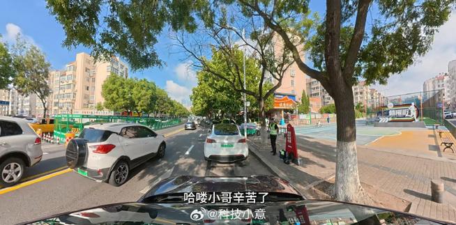老外成青甘大环线“显眼包”