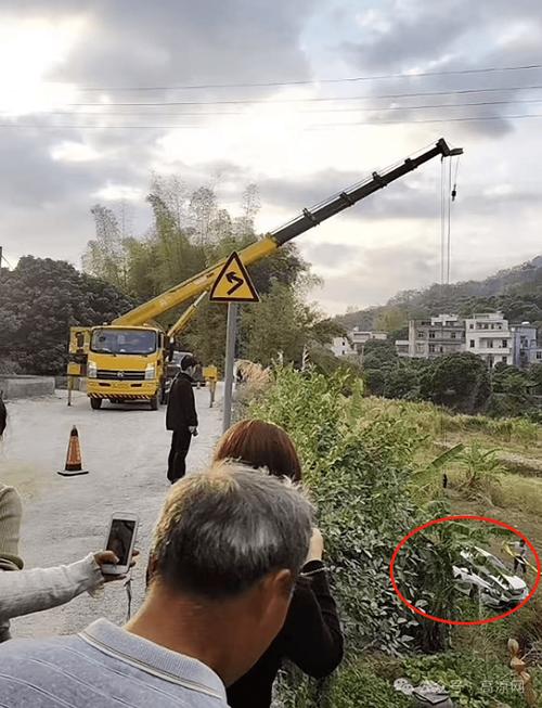 轿车下坡突然“起飞”最高离地4米