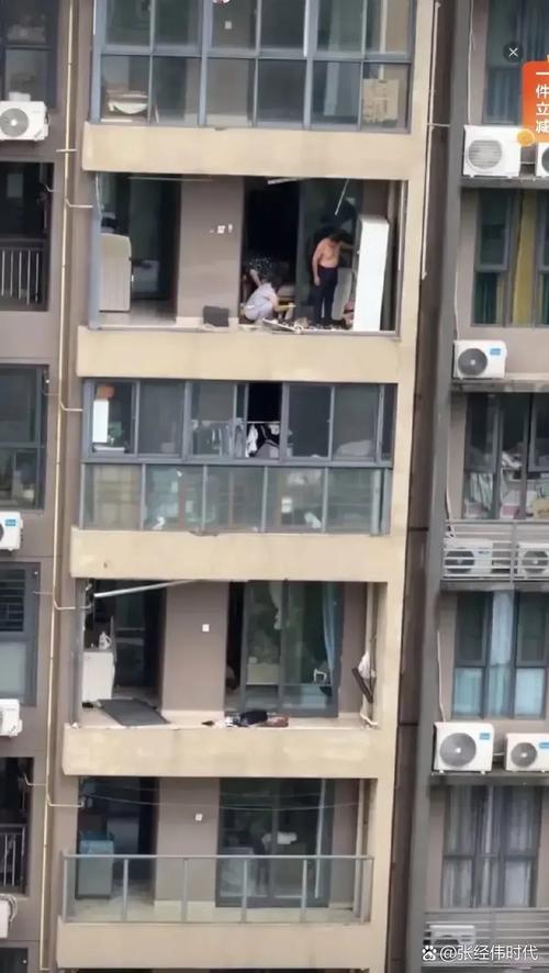 男子回家发现门窗被台风“偷”了