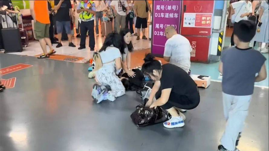 女子坐16小时火车出游突发心脏骤停